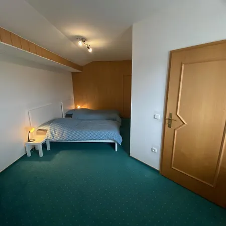 아파트 Monteurwohnung , 4 Schlafzimmer, 130qm, Balkon, Einzige Wohneinheit Im Haus, Parkplatz 포킹