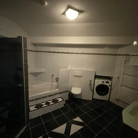 Apartment Monteurwohnung , 4 Schlafzimmer, 130qm, Balkon, Einzige Wohneinheit Im Haus, Parkplatz