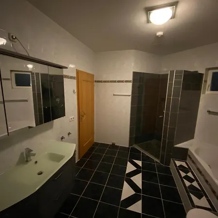Monteurwohnung , 4 Schlafzimmer, 130qm, Balkon, Einzige Wohneinheit Im Haus, Parkplatz *