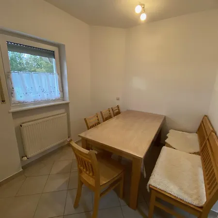 Monteurwohnung , 4 Schlafzimmer, 130qm, Balkon, Einzige Wohneinheit Im Haus, Parkplatz
