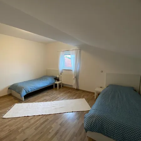 Monteurwohnung , 4 Schlafzimmer, 130qm, Balkon, Einzige Wohneinheit Im Haus, Parkplatz Apartment