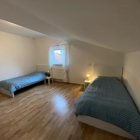 Monteurwohnung , 4 Schlafzimmer, 130qm, Balkon, Einzige Wohneinheit Im Haus, Parkplatz