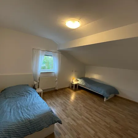 Monteurwohnung , 4 Schlafzimmer, 130qm, Balkon, Einzige Wohneinheit Im Haus, Parkplatz Apartman