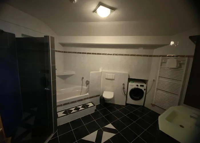 Daire Monteurwohnung , 4 Schlafzimmer, 130qm, Balkon, Einzige Wohneinheit Im Haus, Parkplatz