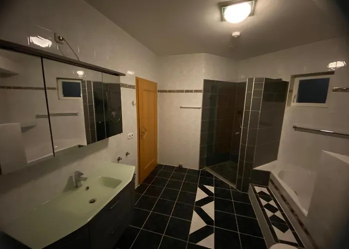 Monteurwohnung , 4 Schlafzimmer, 130qm, Balkon, Einzige Wohneinheit Im Haus, Parkplatz *