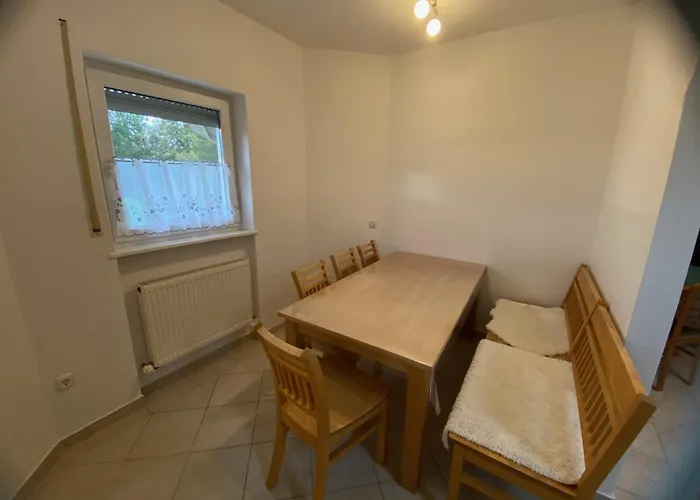 Monteurwohnung , 4 Schlafzimmer, 130qm, Balkon, Einzige Wohneinheit Im Haus, Parkplatz