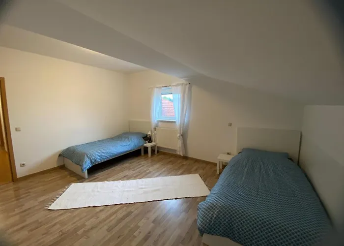 Monteurwohnung , 4 Schlafzimmer, 130qm, Balkon, Einzige Wohneinheit Im Haus, Parkplatz Daire