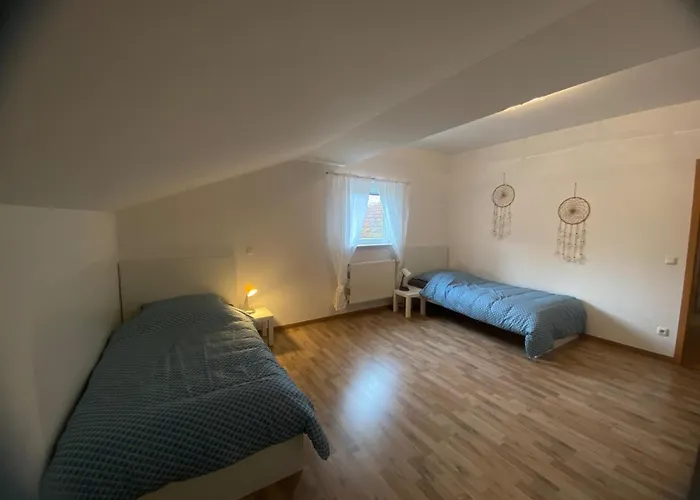 Monteurwohnung , 4 Schlafzimmer, 130qm, Balkon, Einzige Wohneinheit Im Haus, Parkplatz